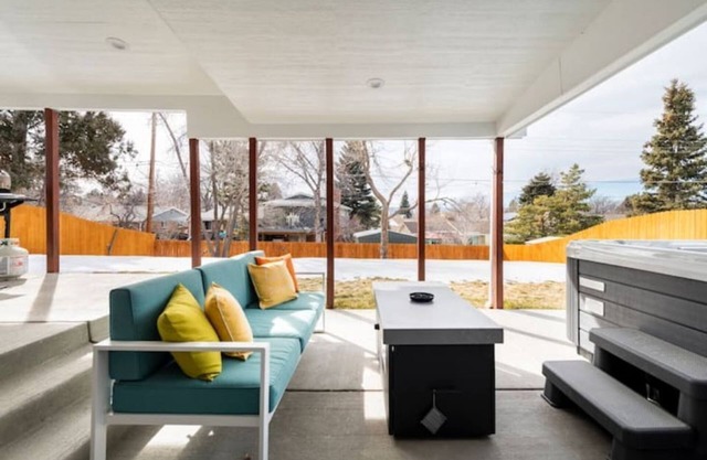 Blueberry 3BR2BA house with private entrance and a Hot tub
