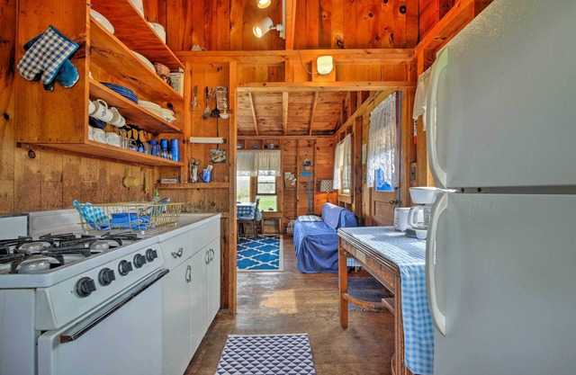 'Blueberry Cottage' on Scenic Back River Cove