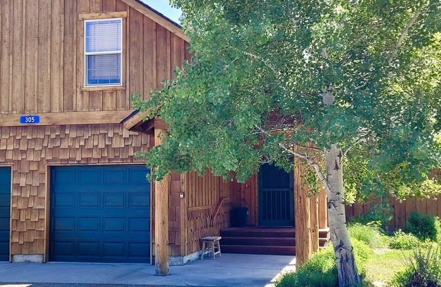 Bluebird Condo-Dog Friendly,Walk to Ski Trail and close to downtown Winthrop!