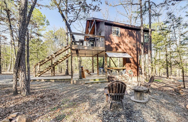 'Bluebird Treehouse' Near Kiamichi Mtns w/Hot Tub