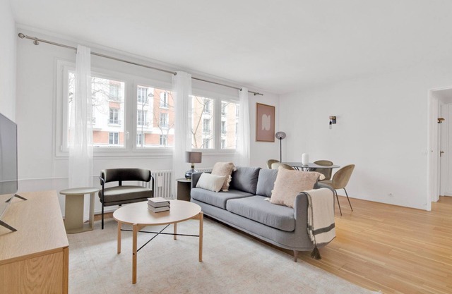 Blueground | Auteuil, elevator & concierge