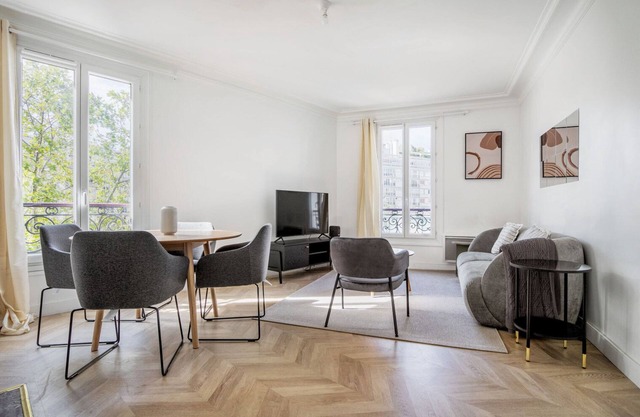 Blueground | Beaugrenelle, nr Seine & mall