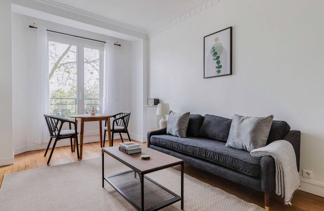 Blueground | Commerce, near offices & shopping