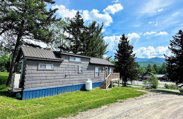 BMV6 Awesome "Tiny Home" A/C, Mountain Views, Minutes to Skiing, Hiking, Attractions, Dog Friendly!