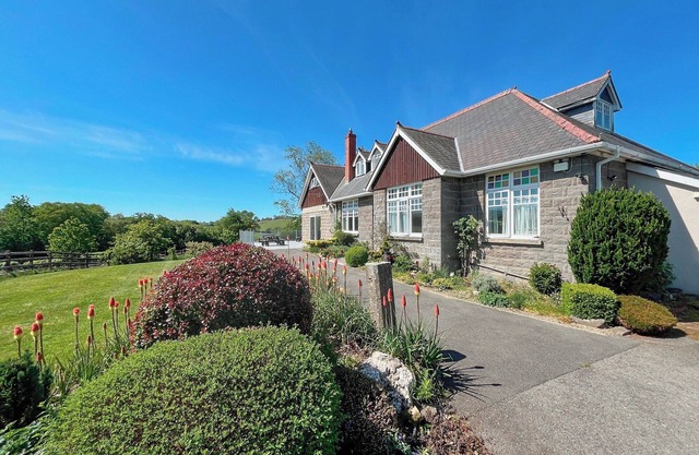 Boasting panoramic views, set in 15 acres, with open water lake and river.