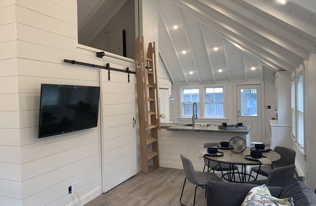 Boat back cottage in WHB