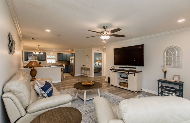 🍹🌞 Boater's Paradise! Fenced Yard, Boat Parking, 6 miles to Beach!