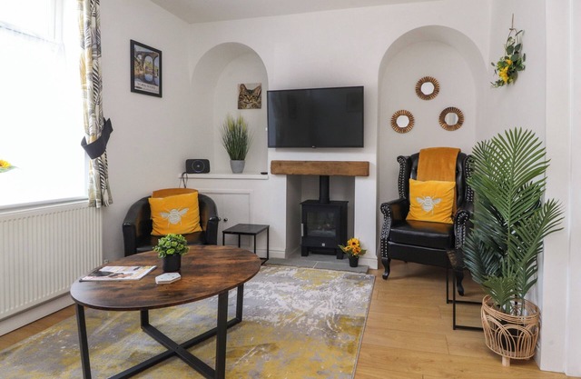 BOB'S COTTAGE, pet friendly, with a garden in Skipton