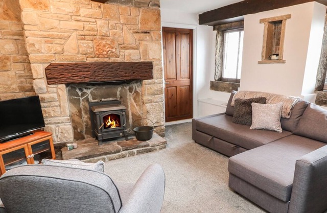 BOBBIN COTTAGE, pet friendly, character holiday cottage in Golcar
