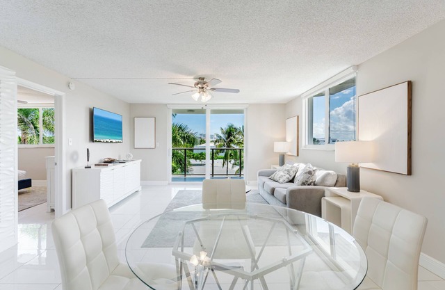 Boca Raton - Across from Beach - Balcony Pool Parking 2BR