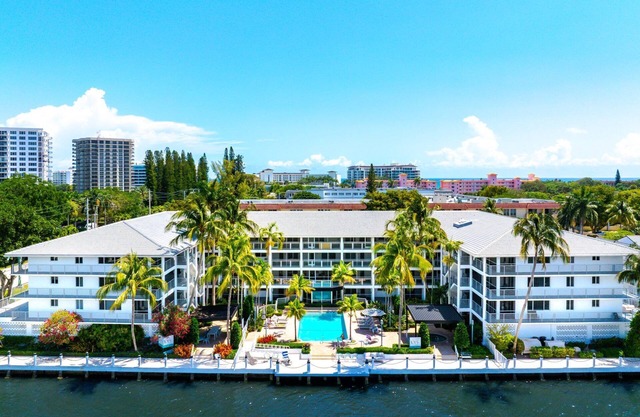 Boca Waterfront Walk to Beach Pool & Hot Tub Gym Parking