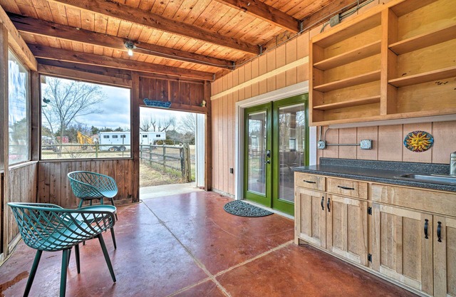 Bohemian Home w/Screened Porch, 3 Mi to Lake!