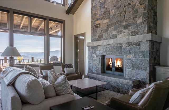 Book a Holiday Getaway Today! Luxury Townhome with Hot Tub! Beautiful Views!