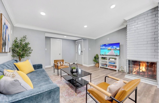 BOOK NOW! and start making memories 4 BR Home Just Min. to Disneyland