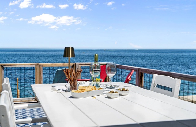 BOOK NOW! Walk on beach! Amazing views! Location!