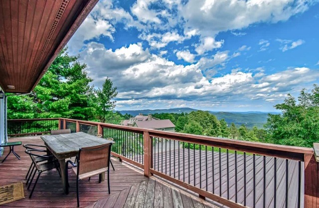 Boone Mountain Getaway- Hot Tub, Firepit