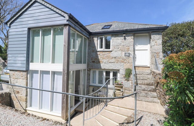 BOS LOWEN, pet friendly, character holiday cottage in Mousehole
