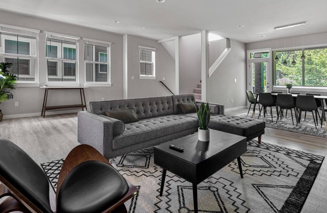 Bothell 4BR in The Ponds Complex + Pets OK