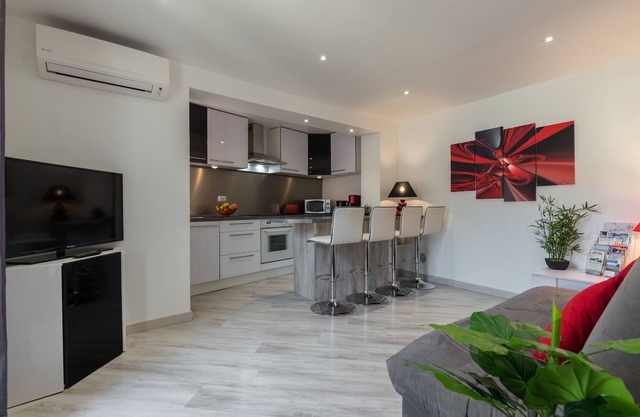 Bottom of 2-room house with terrace, Jaccuzi, renovated, 200 m from the beach