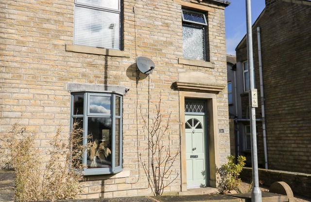 BOUNDARY COTTAGE, pet friendly, character holiday cottage in Golcar