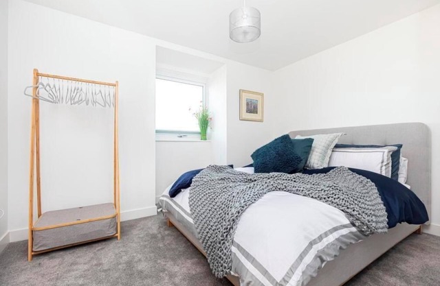 BOURNECOAST: MODERN APARTMENT VERY CLOSE TO SANDY BEACHES WITH WIFI - FM8496