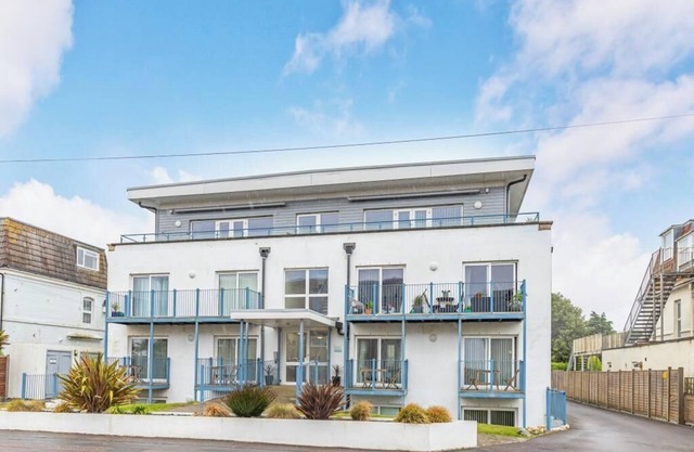 Bournecoast: Stylish flat - Two Balconies with Sea Glimpses - Parking - FM9625