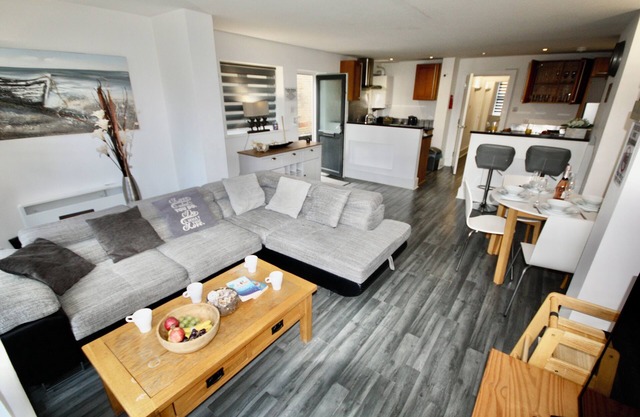 Bournemouth hot tub and sauna holiday let