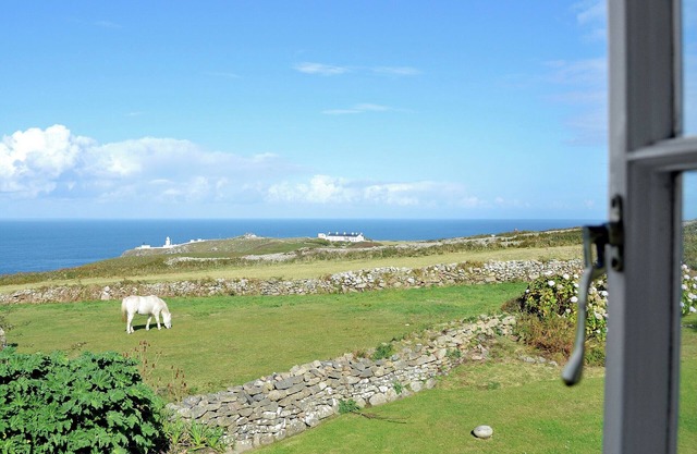 Bowjy Coth is located in a peaceful hamlet which truly is a walker’s paradise.