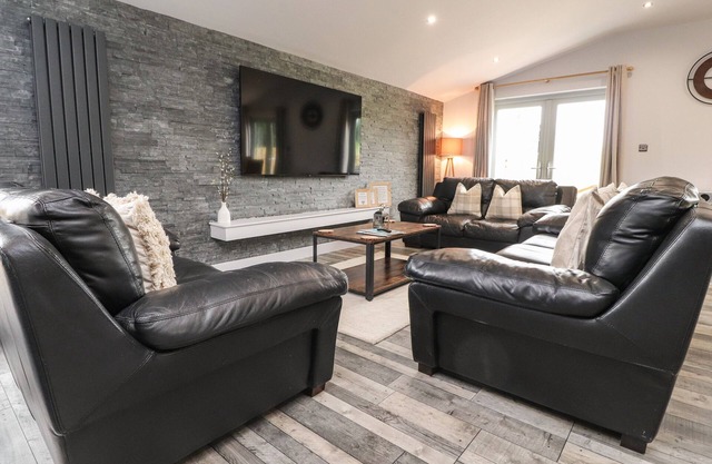 BOX TREE ESCAPES, family friendly, with hot tub in Kirkby Lonsdale
