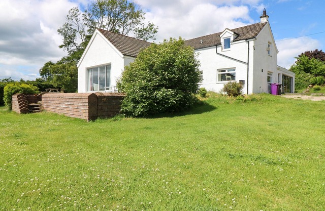 BRAE OF AIRLIE FARM, pet friendly, with open fire in Kirriemuir