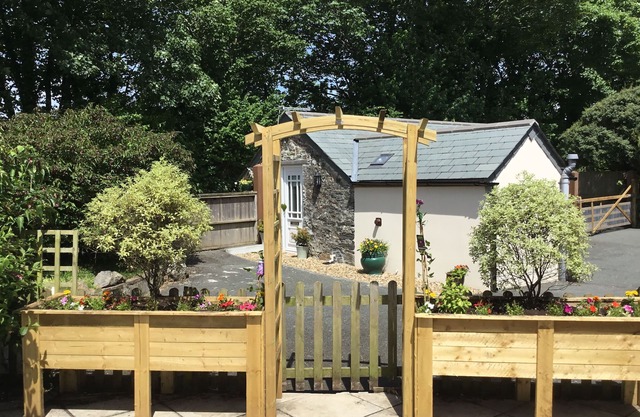 BRAMBLE BARN, pet friendly, country holiday cottage in Lanivet