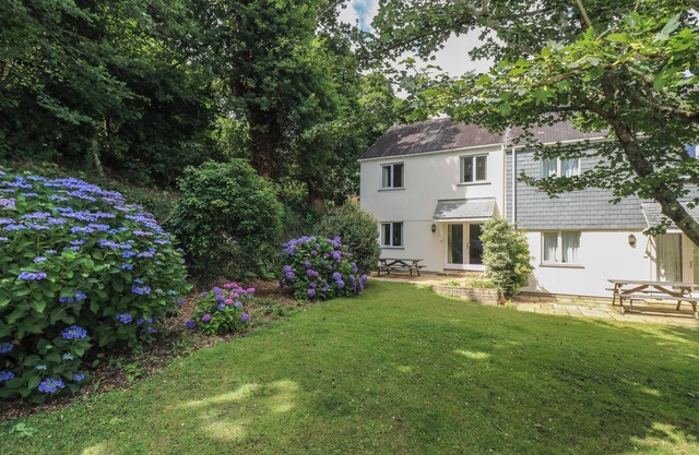 BRAMBLE COTTAGE, pet friendly in Falmouth