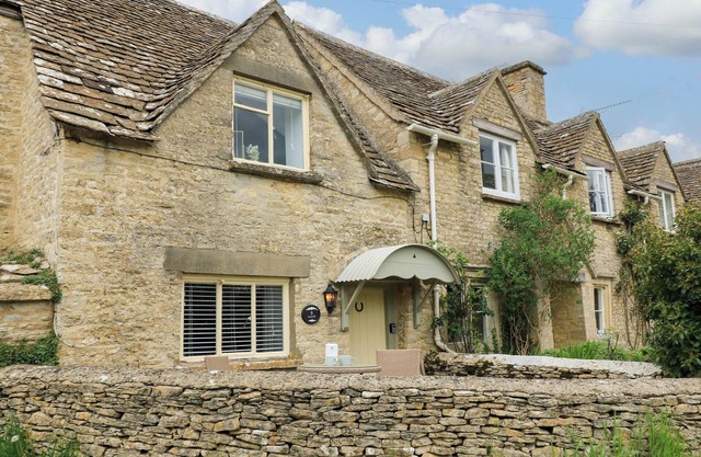 BRAMLEY COTTAGE, pet friendly, with a garden in Cirencester