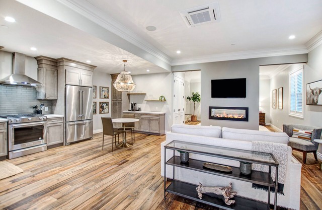 Brand New 1 Bedroom Luxury Bungalow steps from Sonoma Plaza