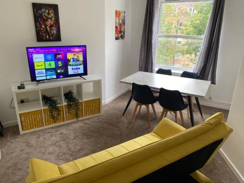 BRAND NEW 2 bed flat plus living room for 7 people near from Chelsea Stadium with welcome breakfast