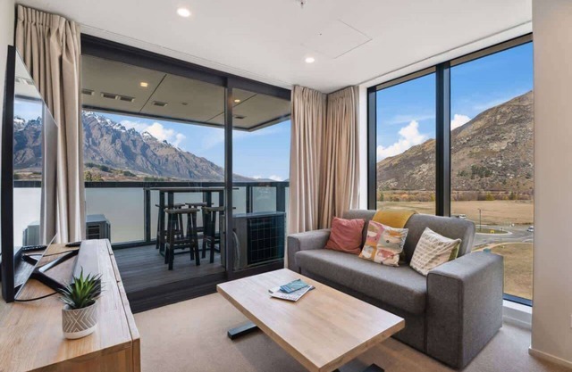 Brand New Apartment, Amazing Mountain views!