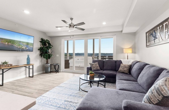 *Brand New - Lake front~ Screened in Porch ~ 2 PWC & 12 x 32 slip