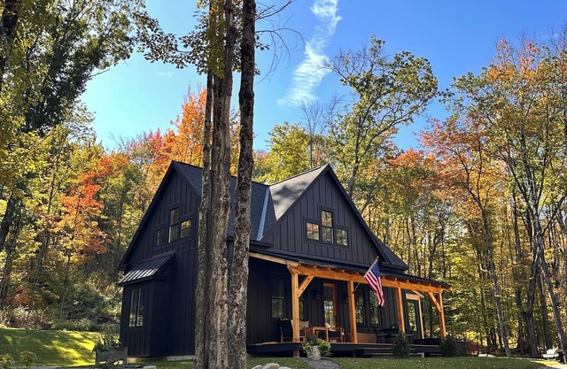 Brand-new, PRIVATE 3-bed mountain retreat w/hiking trails, HOT TUB, fire pit!