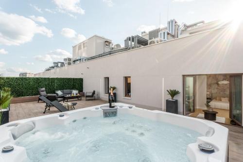 Brand New! Private Jacuzzi - Terrace - Parking