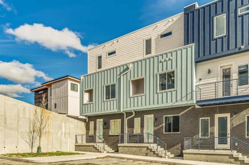 BRAND NEW Side by Side Homes - Sleeps 24 Guests