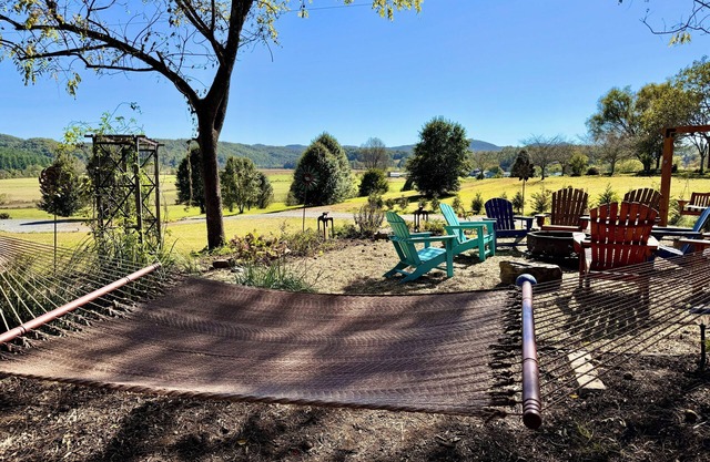 BRAND NEW - THE KING OF THE HILL - W HOT TUB AND PRIVATE BACKYARD