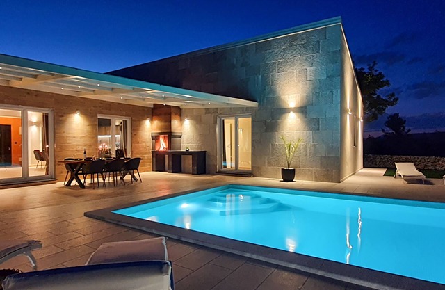 Brand new top villa *, with heated pool, only 2 km from the sea