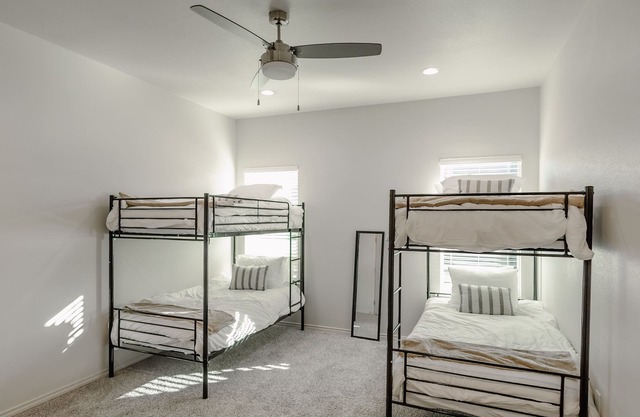 BRAND NEW Upscale Cozy Family Townhome/ Private Outdoor Space