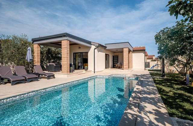 Brand new villa *, heated pool, 2.5 km from the sea, barbecue, WiFi, free WiFi