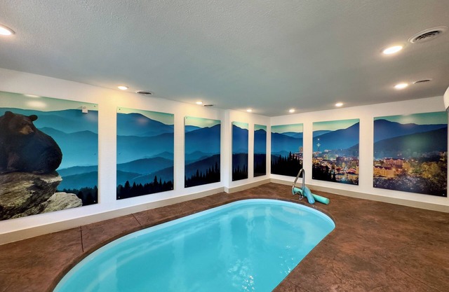 Brand New w/indoor pool, XBOX, Hot Tub, & arcade games! Central location!