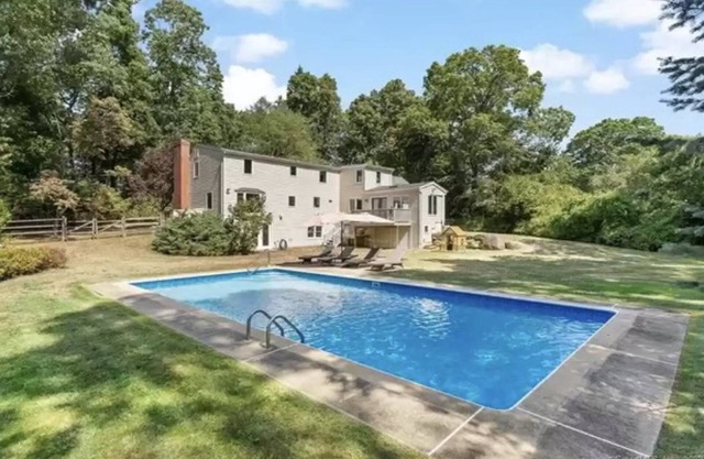 Branford Private Home - Seasonal Pool, beachside community, close to shopping, dining, town