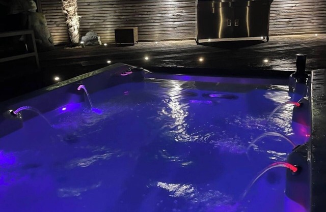 Branksome 4-House Sleeps 8 with Hot Tub & Parking