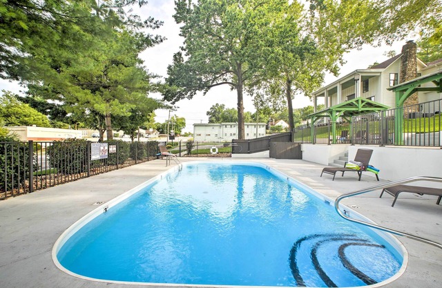 Branson Cottage w/Pool Access ~ 2 Mi to the Strip