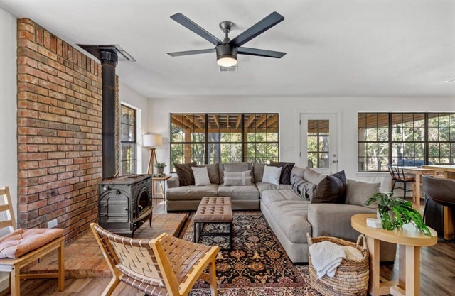 Brazos Riverside Cottage - Family, Fun Getaway