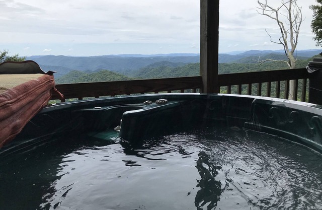 Breath Taking View of the Highlands of the Roan with Hot Tub and Pool Table